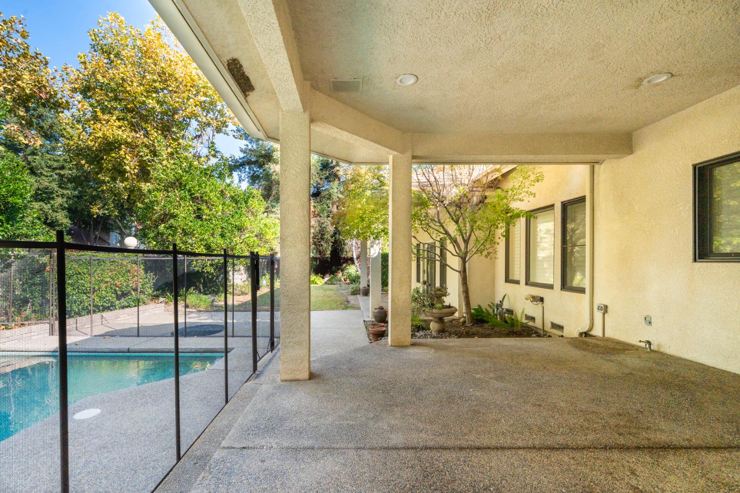 585 E Chesapeake Cir, Fresno, CA 93730