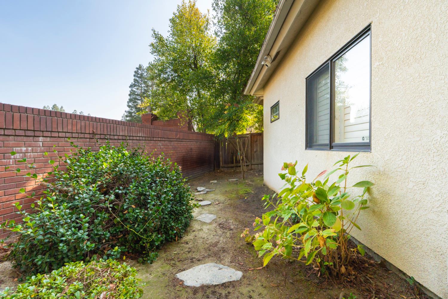 585 E Chesapeake Cir, Fresno, CA 93730