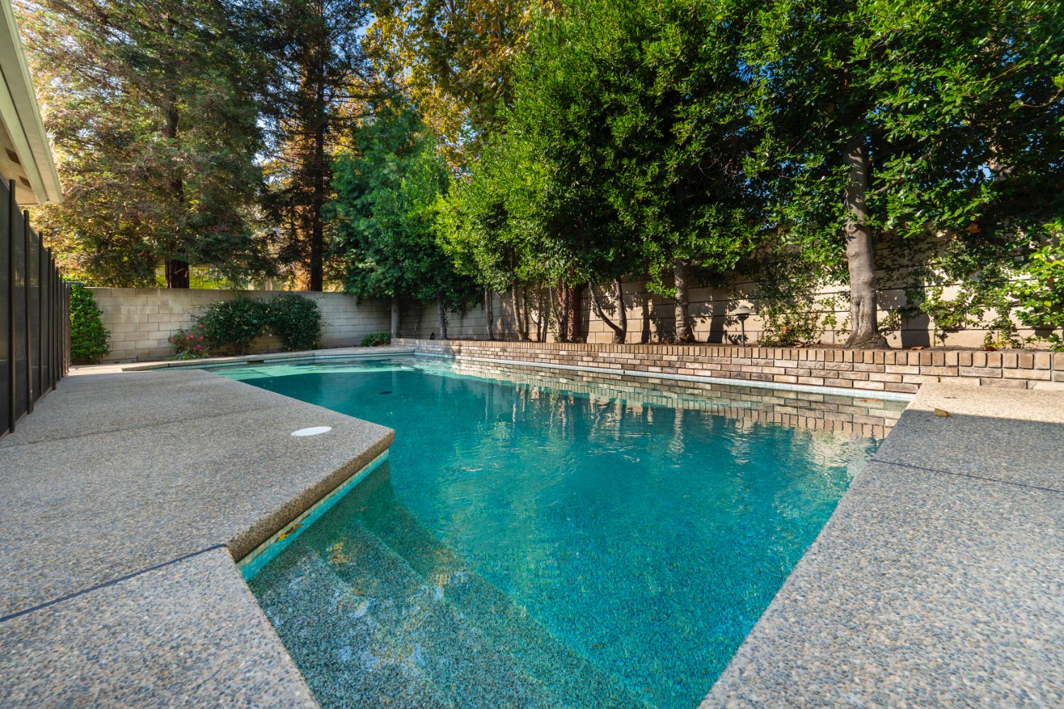 585 E Chesapeake Cir, Fresno, CA 93730