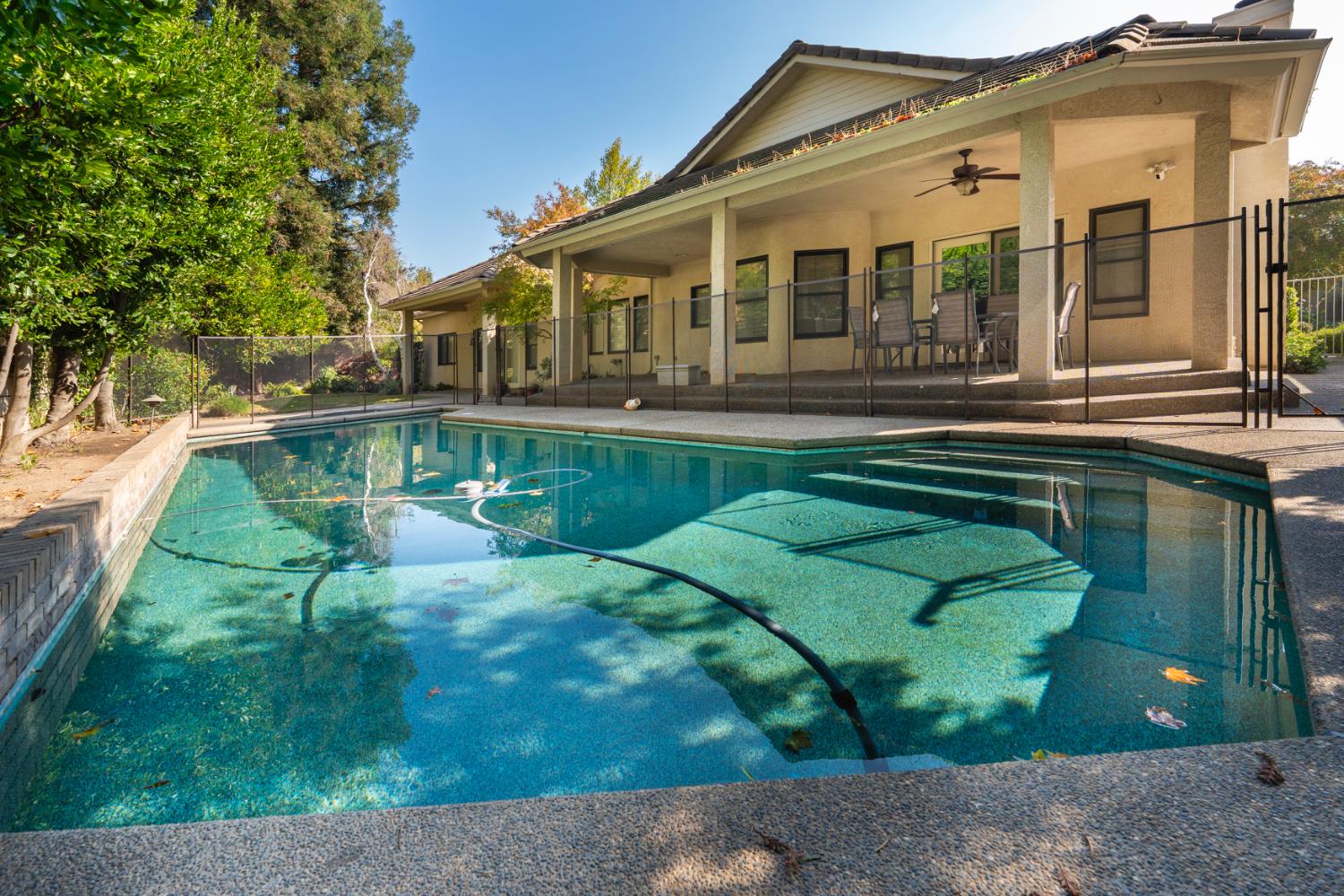 585 E Chesapeake Cir, Fresno, CA 93730