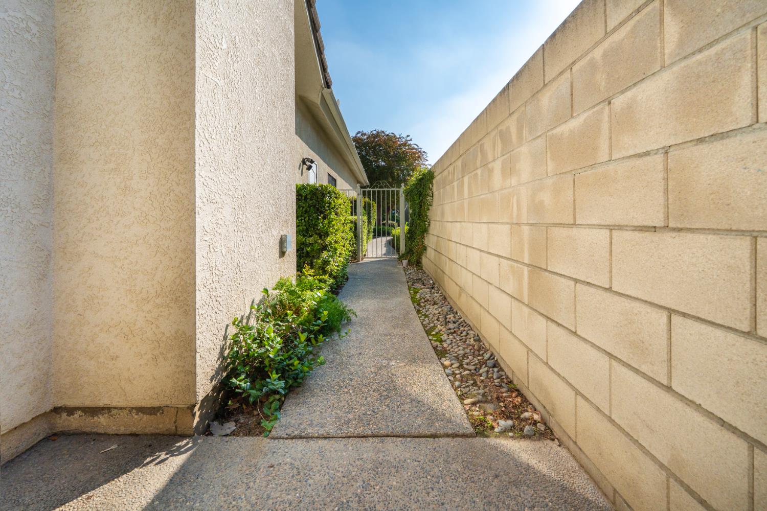 585 E Chesapeake Cir, Fresno, CA 93730