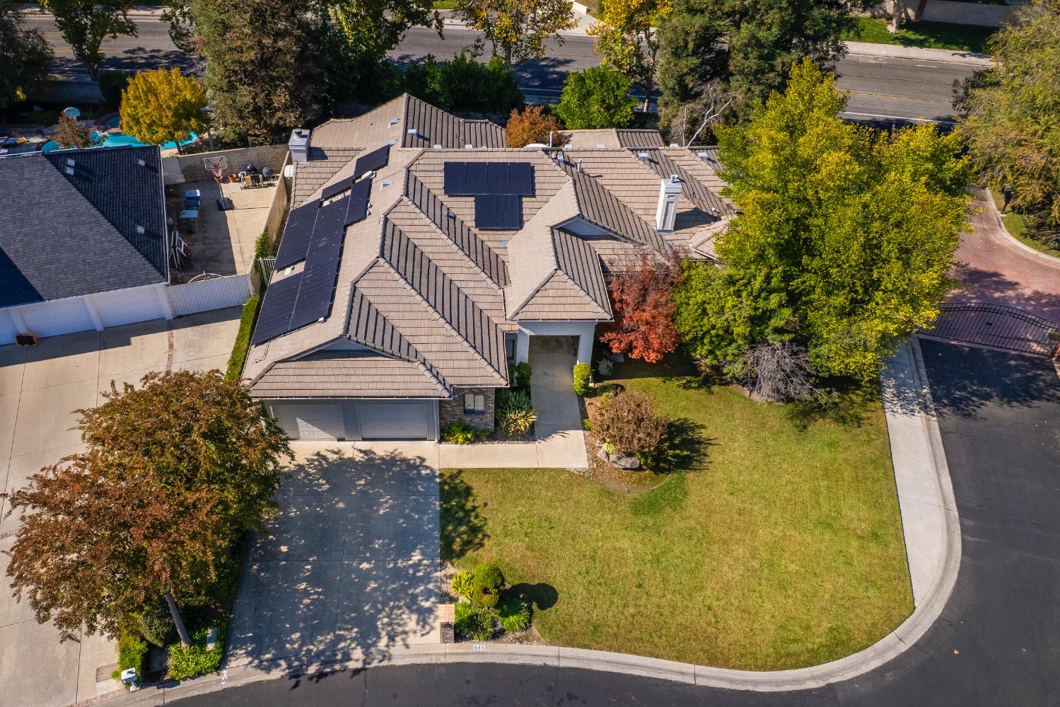 585 E Chesapeake Cir, Fresno, CA 93730