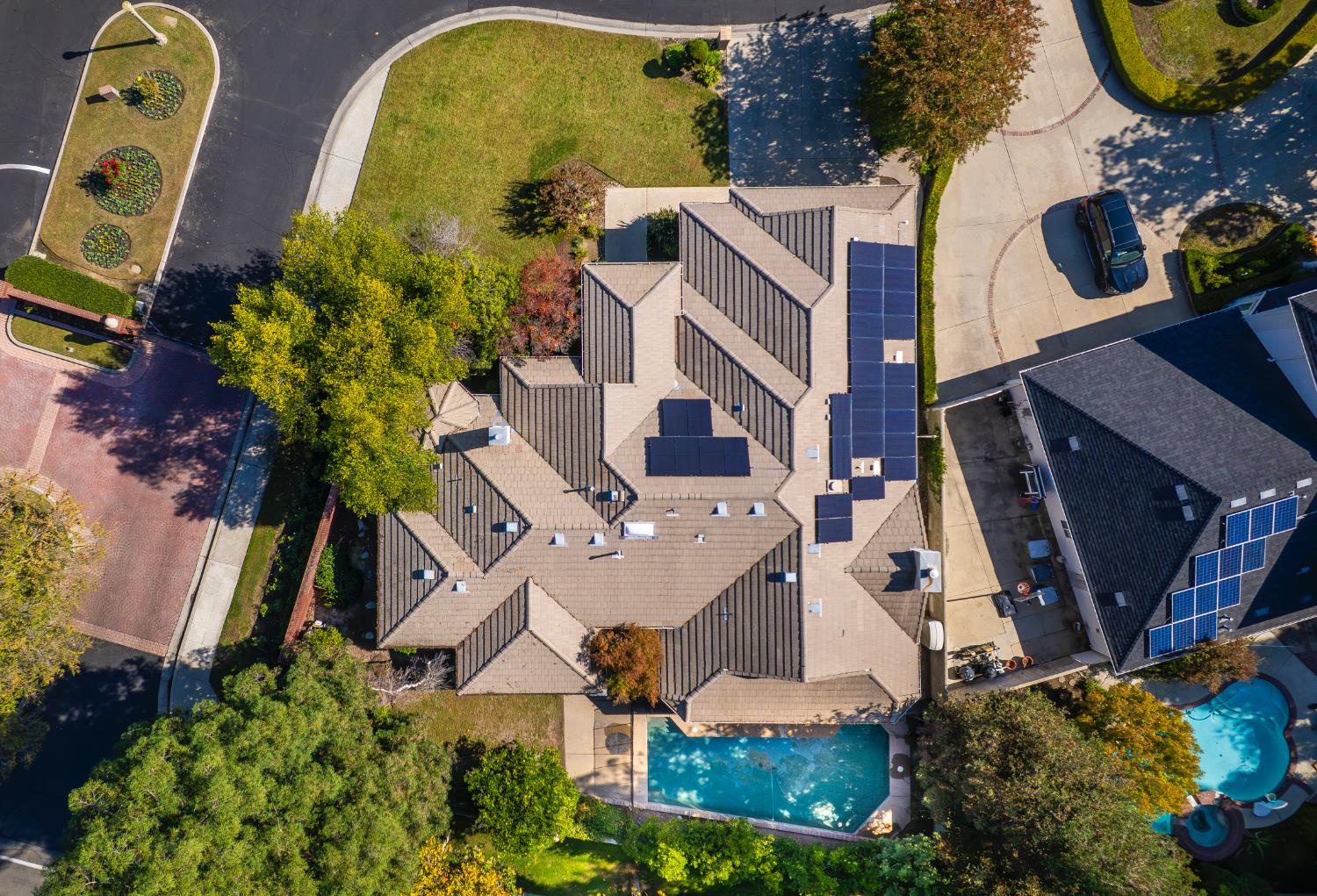 585 E Chesapeake Cir, Fresno, CA 93730