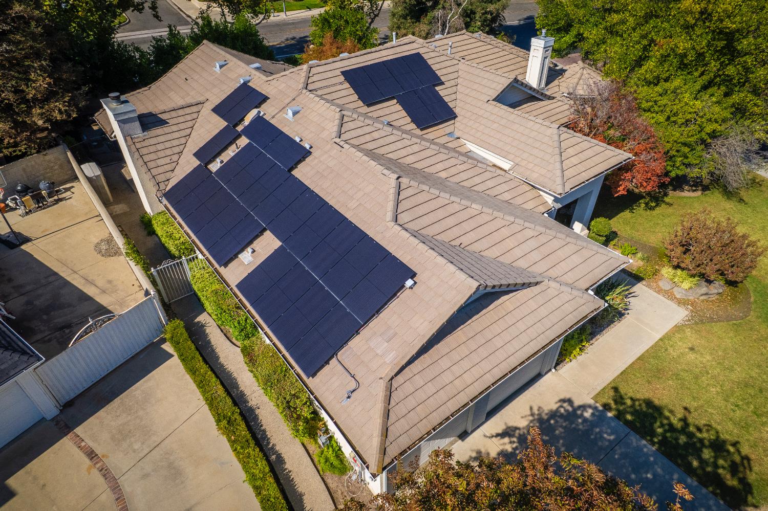 585 E Chesapeake Cir, Fresno, CA 93730