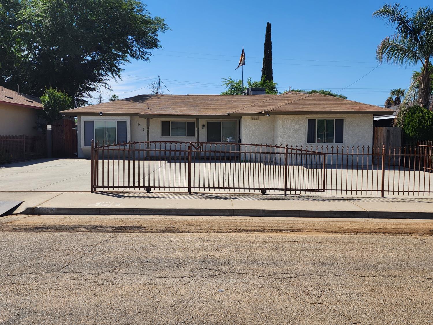 1017 W Vassar Ave, Fresno, CA 93705