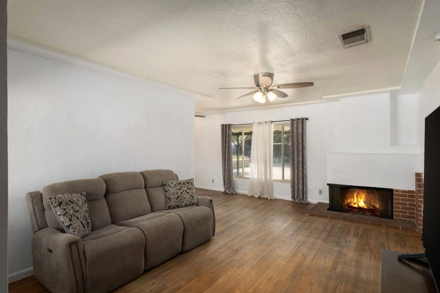 1017 W Vassar Ave, Fresno, CA 93705