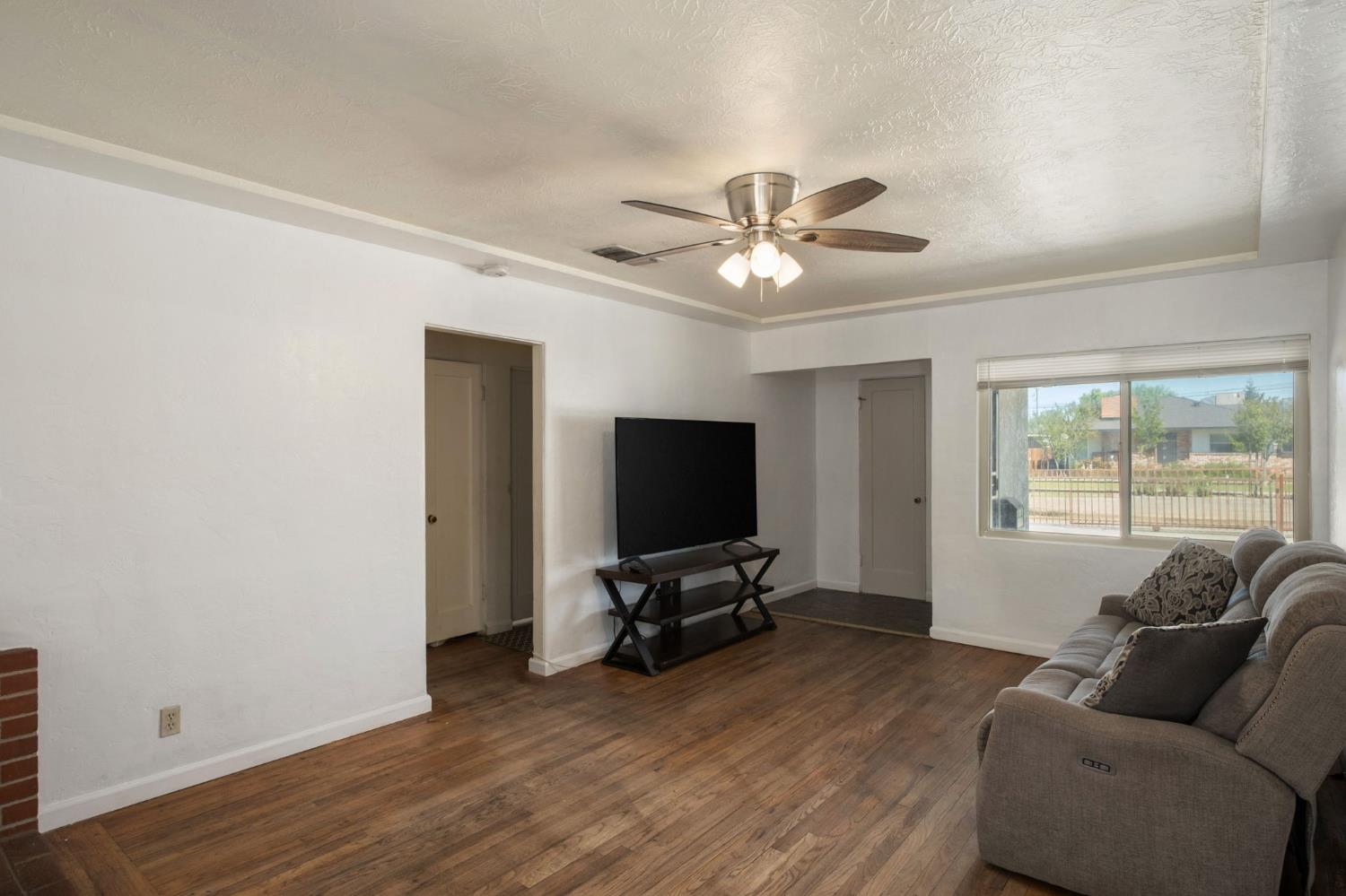 1017 W Vassar Ave, Fresno, CA 93705