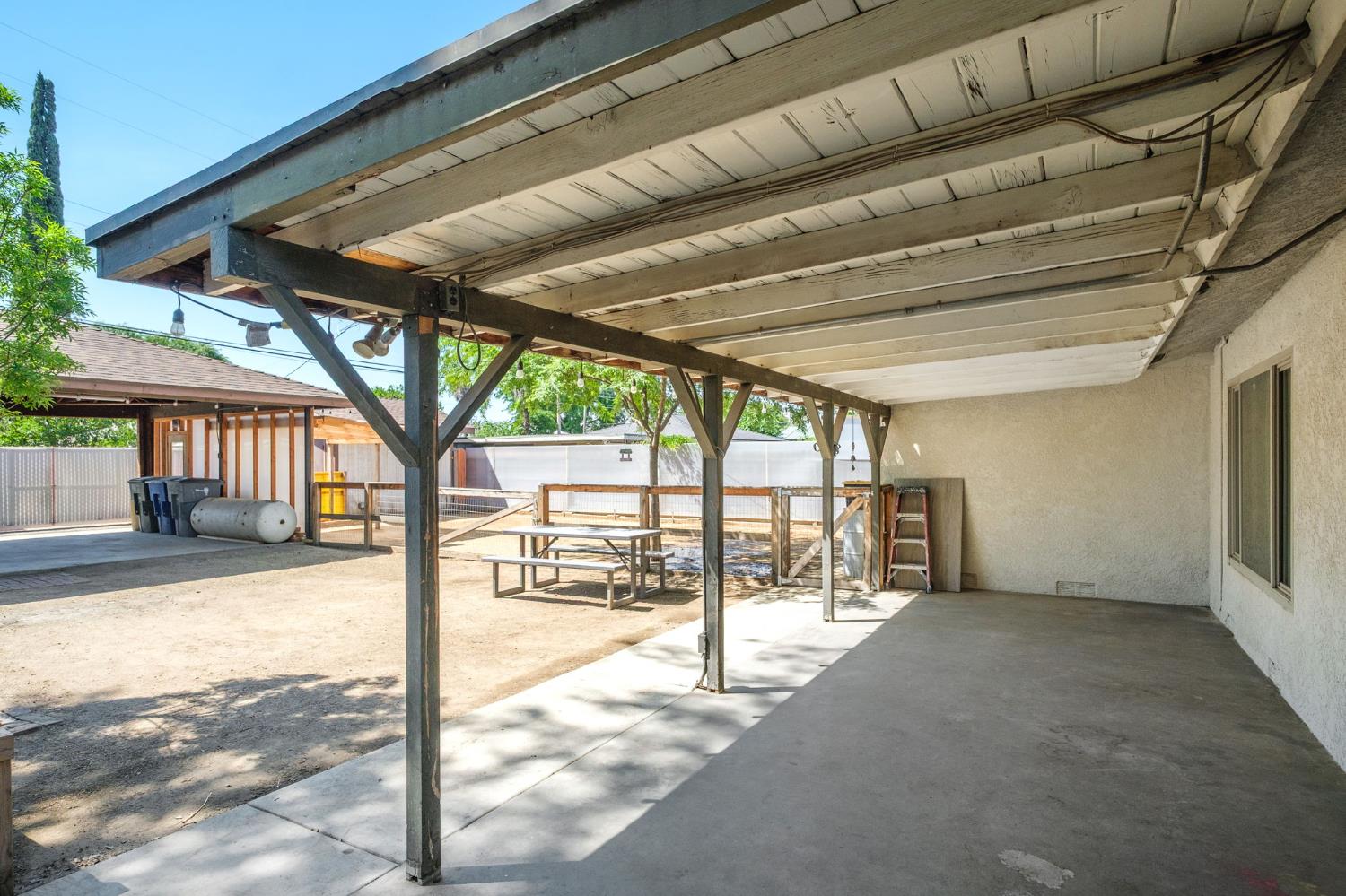 1017 W Vassar Ave, Fresno, CA 93705