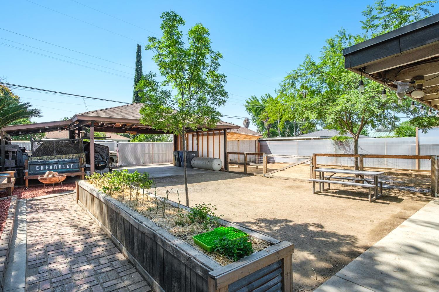 1017 W Vassar Ave, Fresno, CA 93705