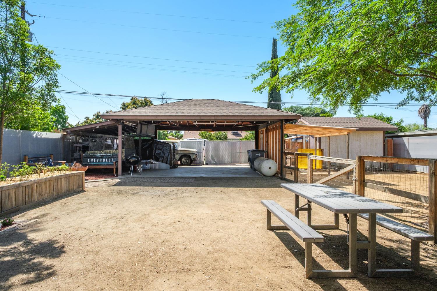 1017 W Vassar Ave, Fresno, CA 93705