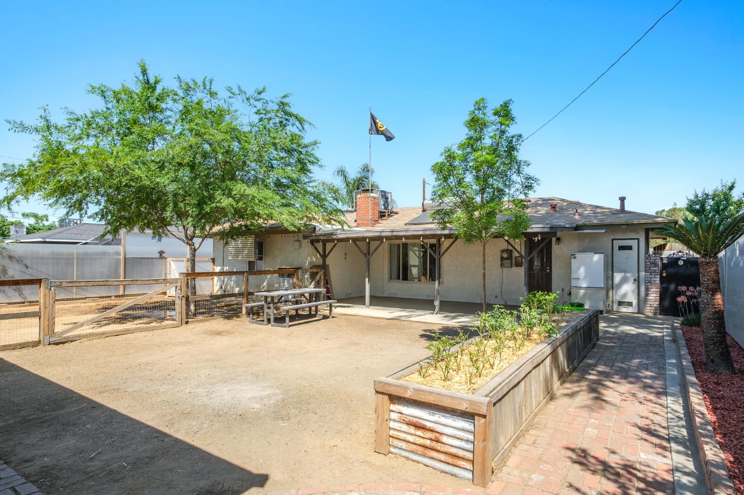 1017 W Vassar Ave, Fresno, CA 93705