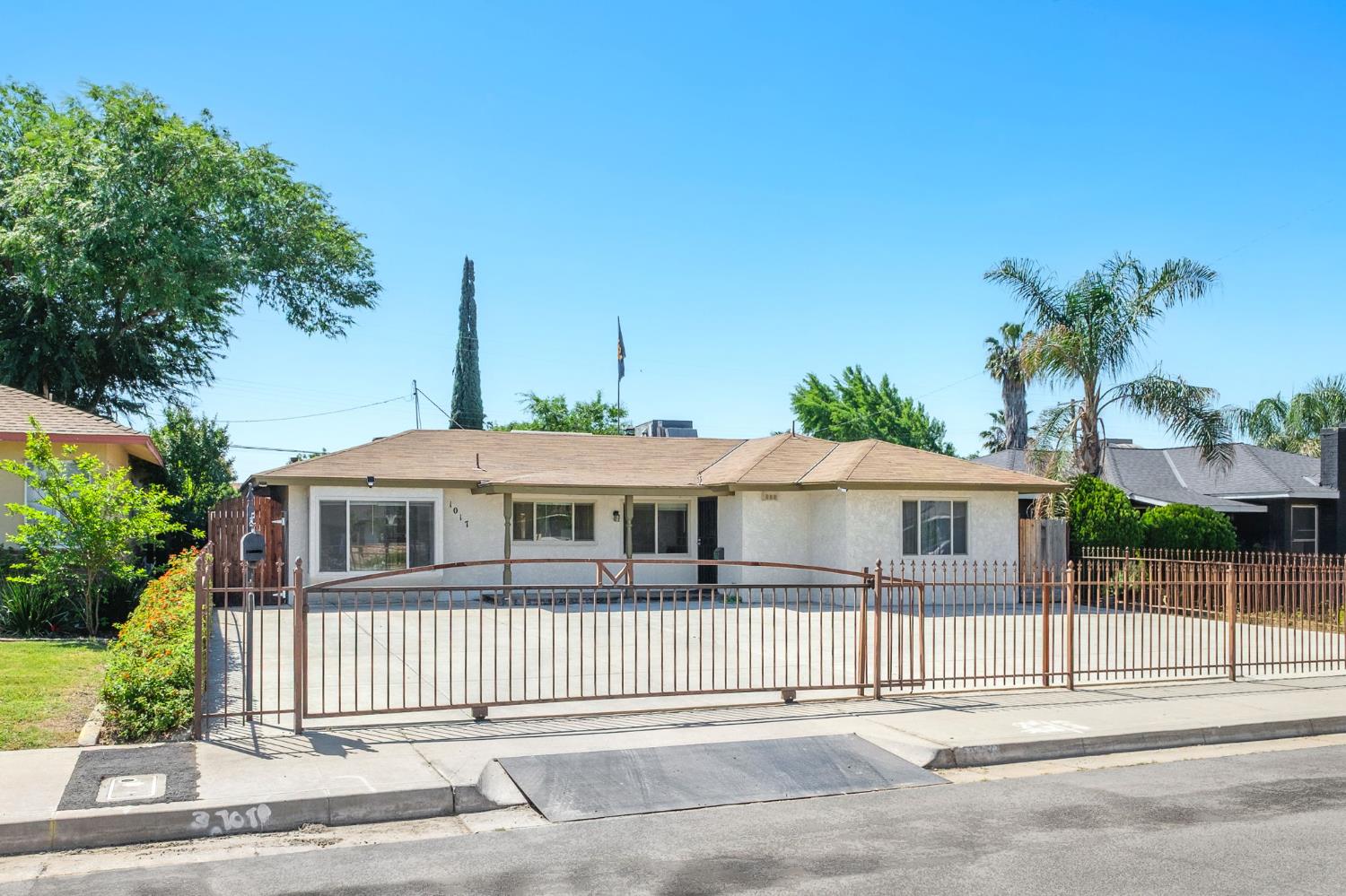 1017 W Vassar Ave, Fresno, CA 93705