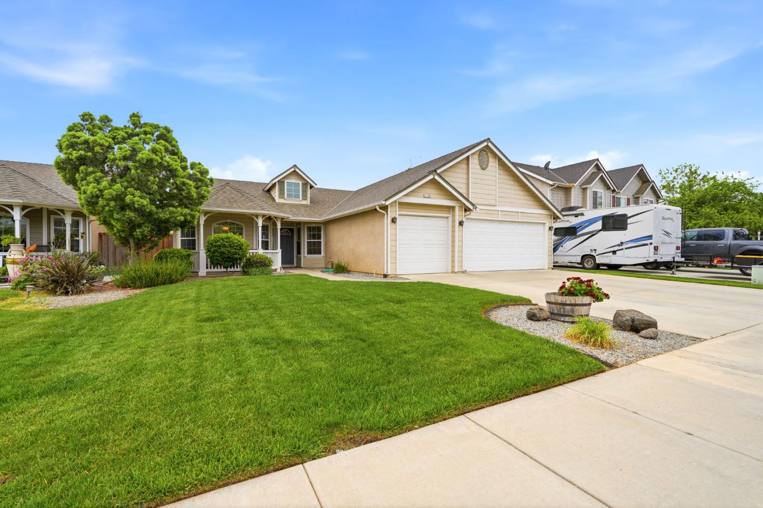 1155 W Julia Way, Hanford, CA 93230