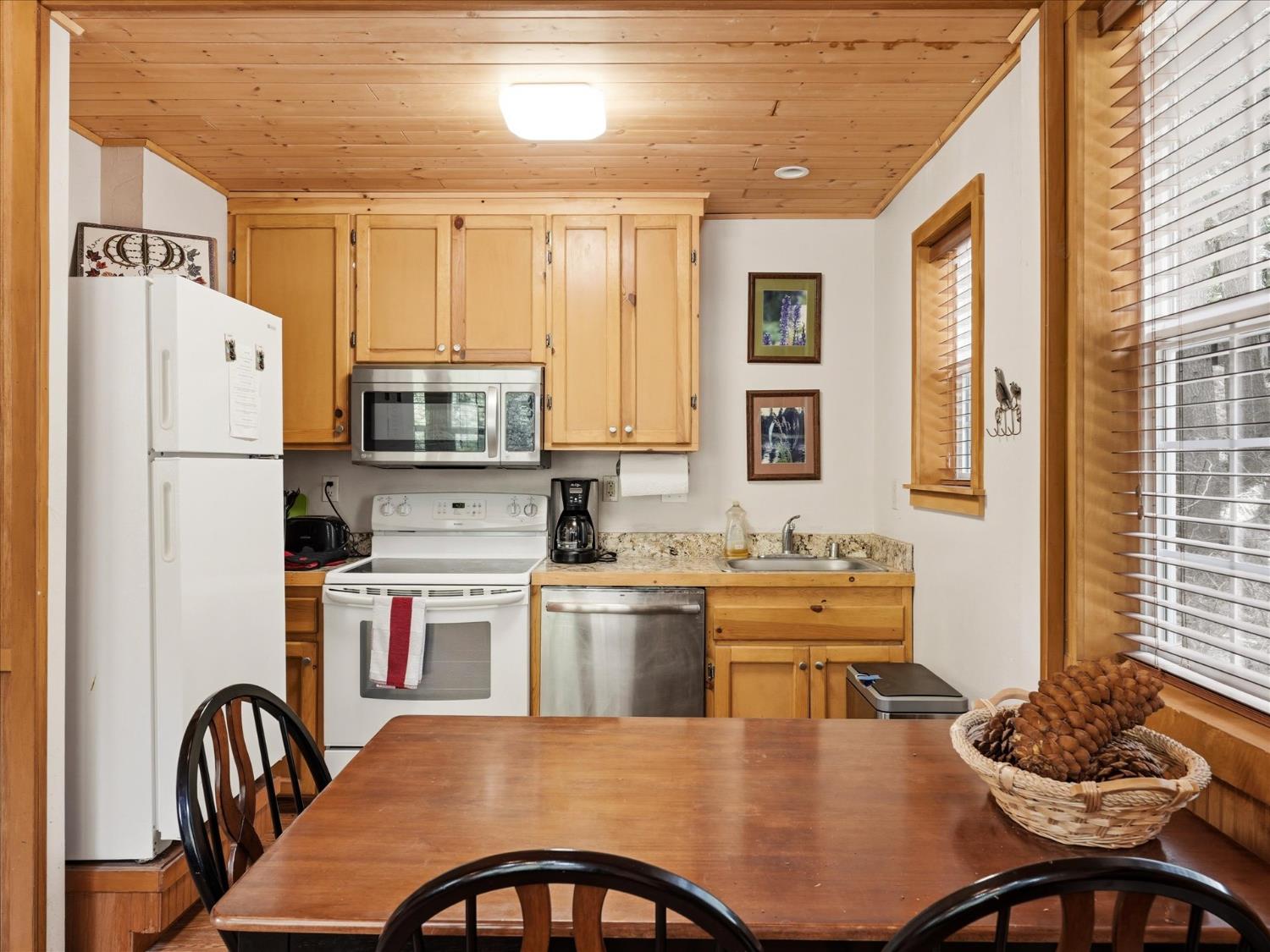 7739 Black Pine, Fish Camp, CA 93623