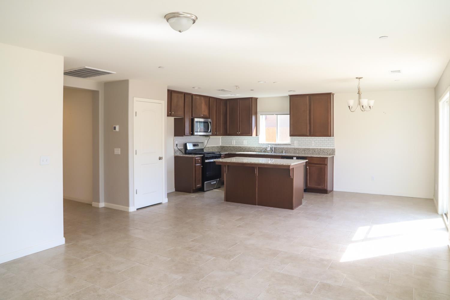 2035 W Chianti Way, Hanford, CA 93230