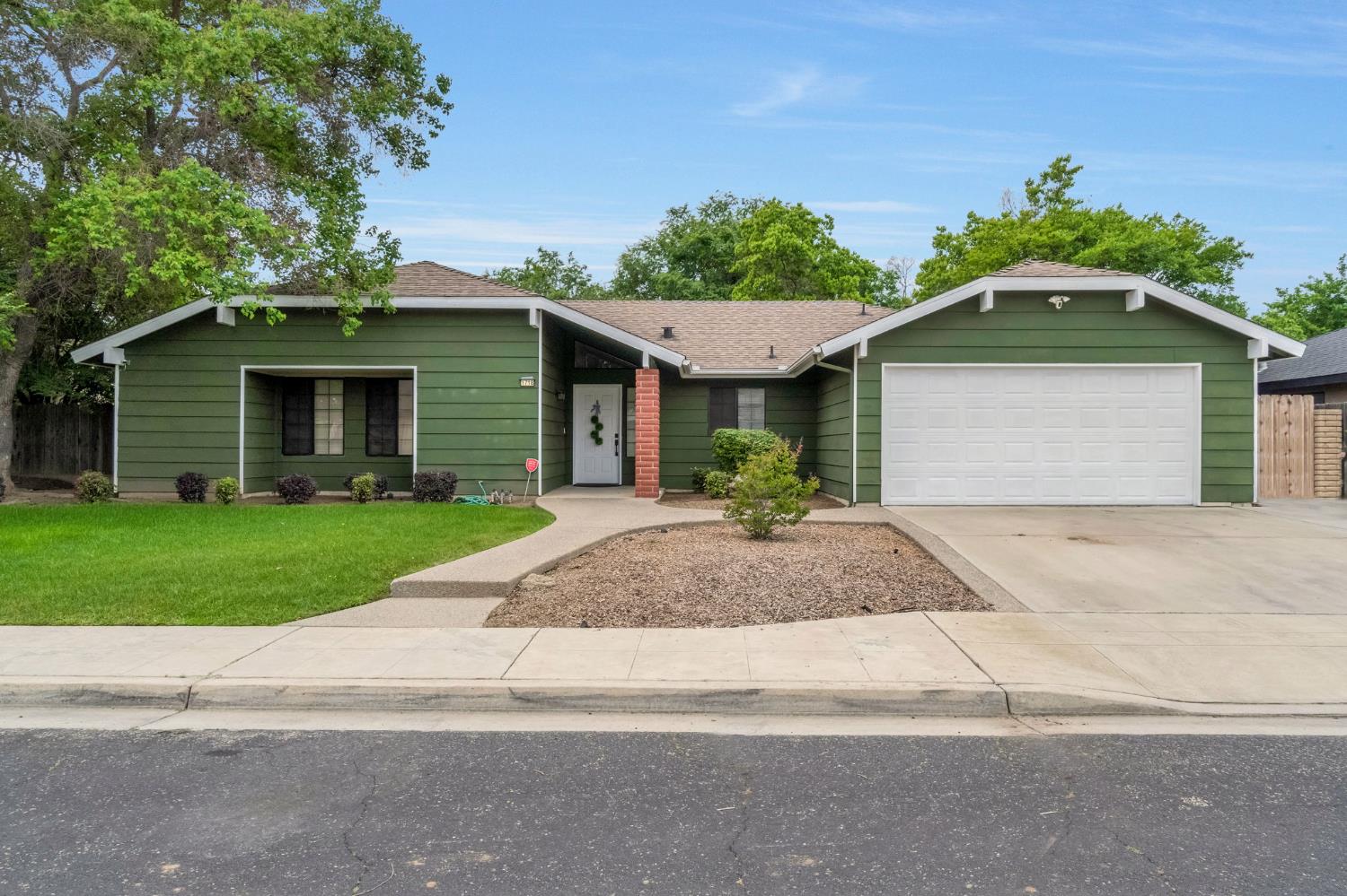 1718 Ash Ave, Clovis, CA 93611