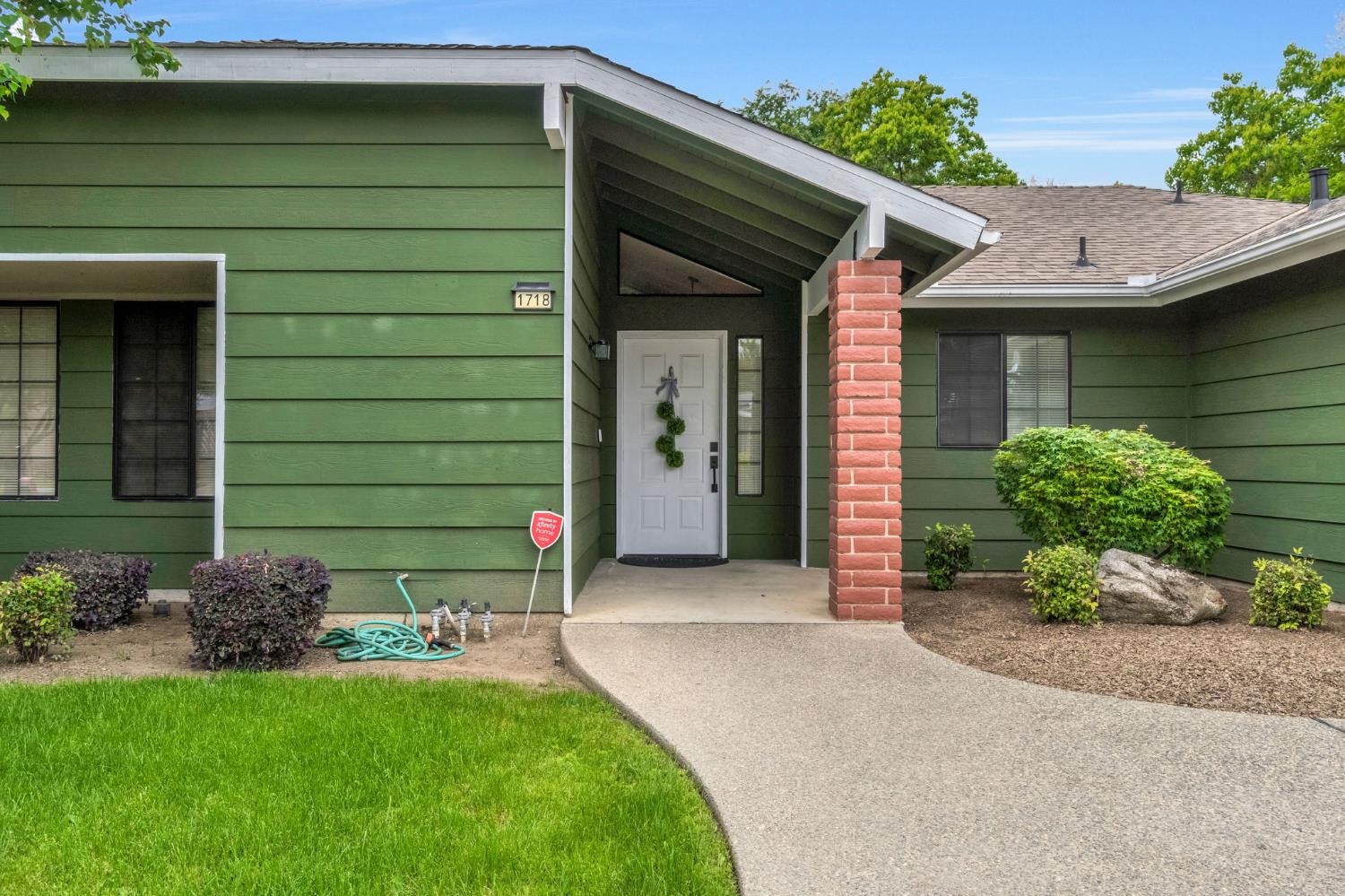 1718 Ash Ave, Clovis, CA 93611