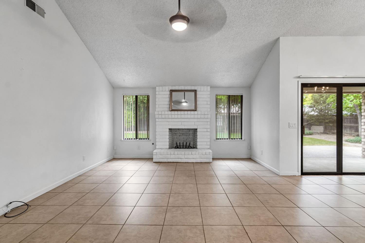 1718 Ash Ave, Clovis, CA 93611