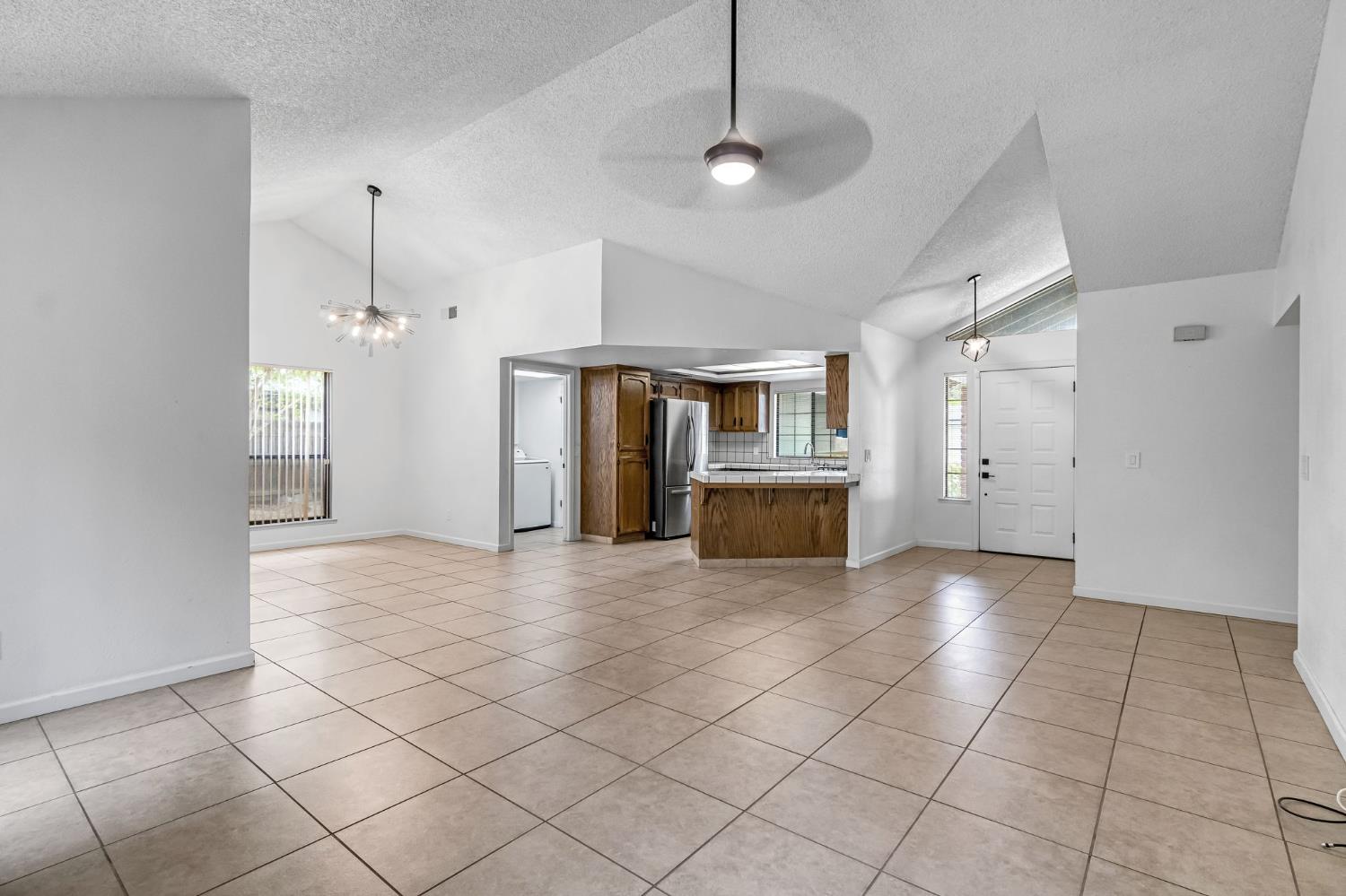 1718 Ash Ave, Clovis, CA 93611