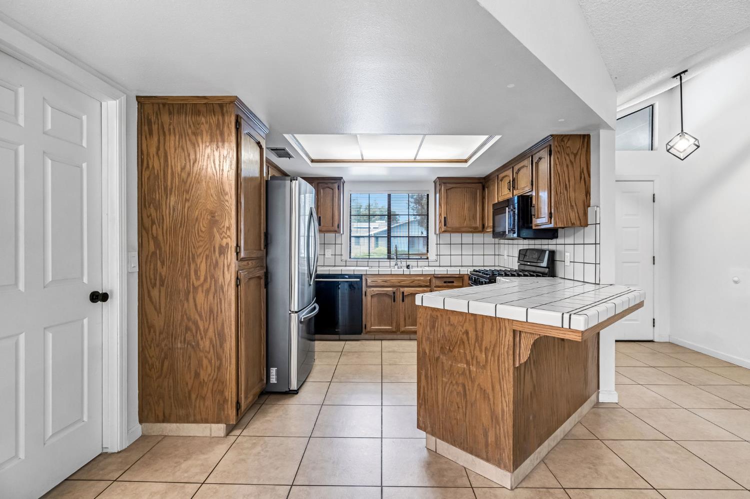 1718 Ash Ave, Clovis, CA 93611