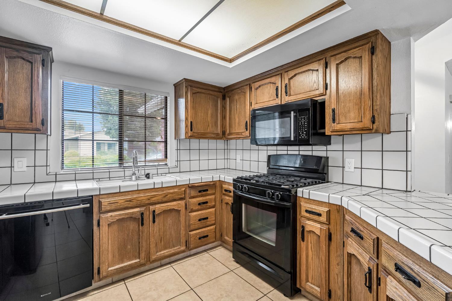 1718 Ash Ave, Clovis, CA 93611