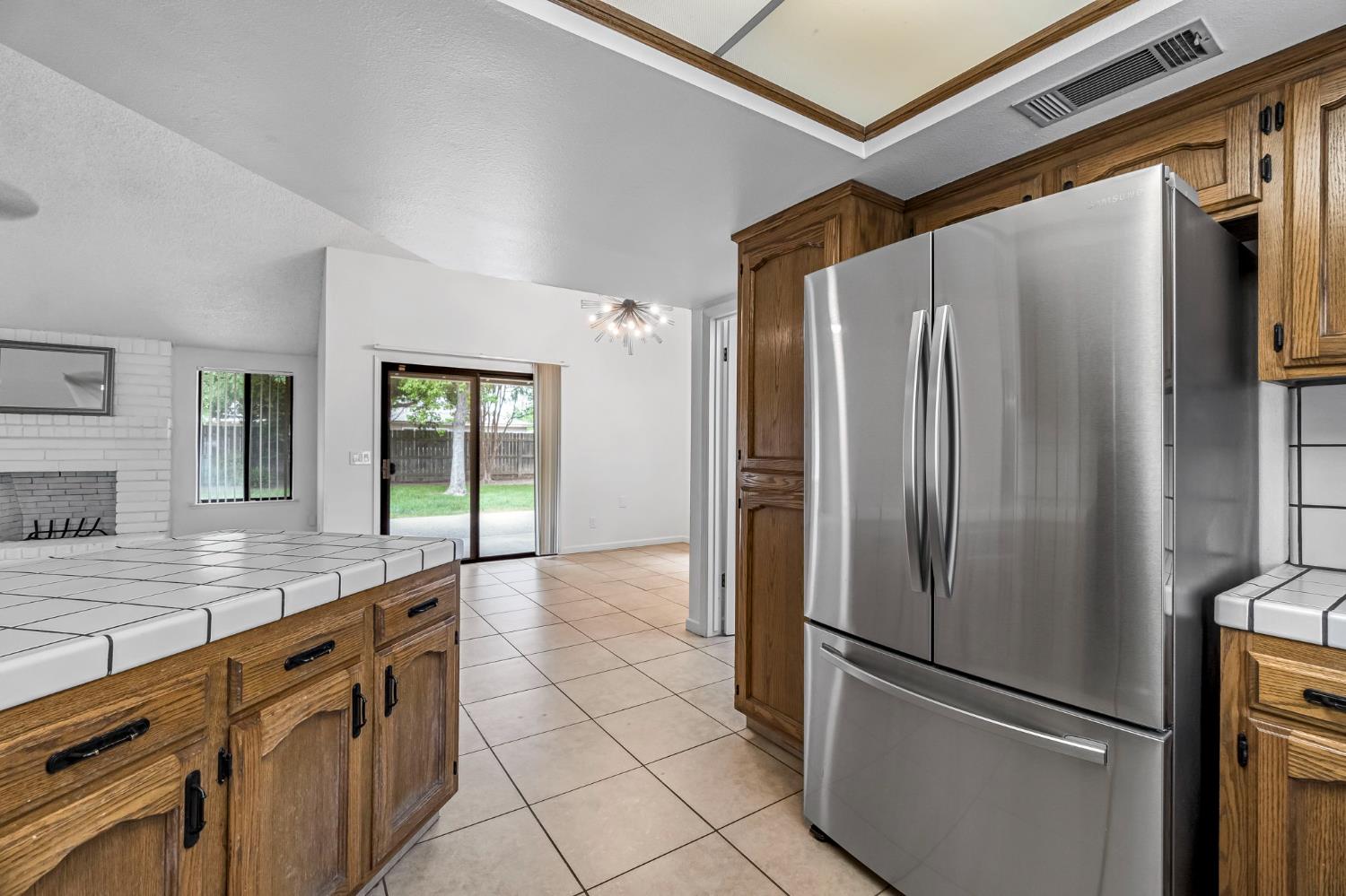 1718 Ash Ave, Clovis, CA 93611