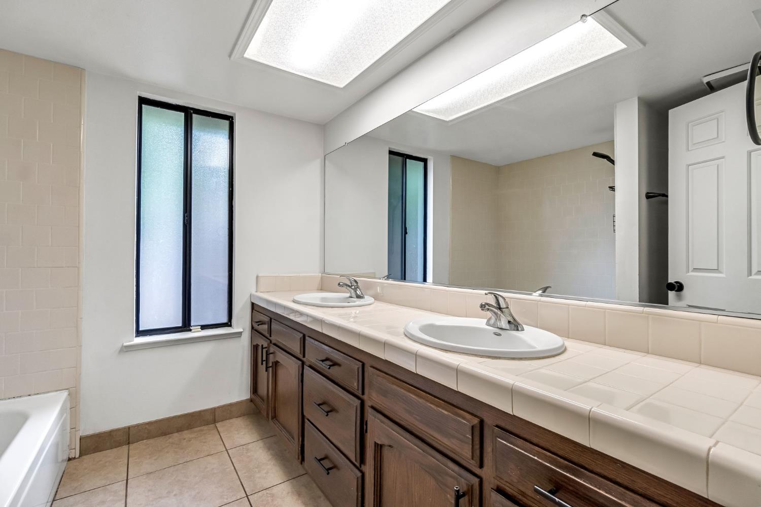 1718 Ash Ave, Clovis, CA 93611