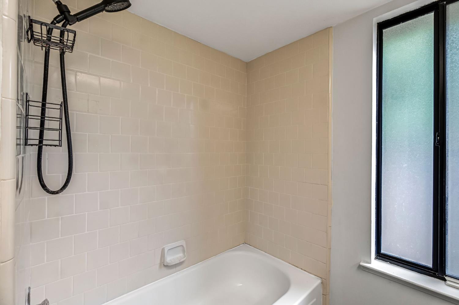 1718 Ash Ave, Clovis, CA 93611