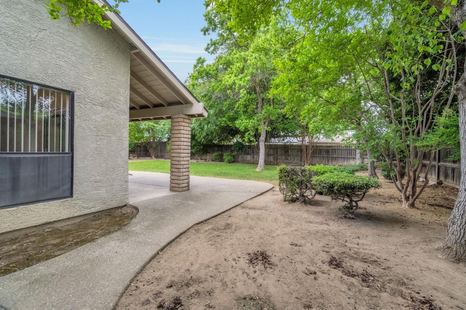 1718 Ash Ave, Clovis, CA 93611