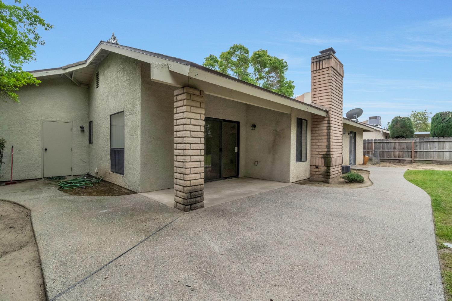 1718 Ash Ave, Clovis, CA 93611