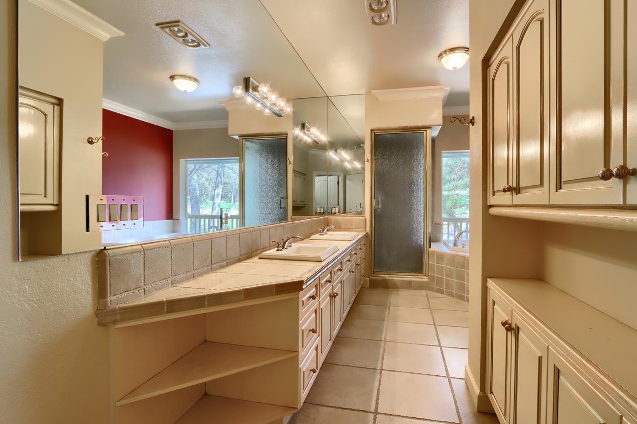 46580 Vista Del Rio Dr, Oakhurst, CA 93644