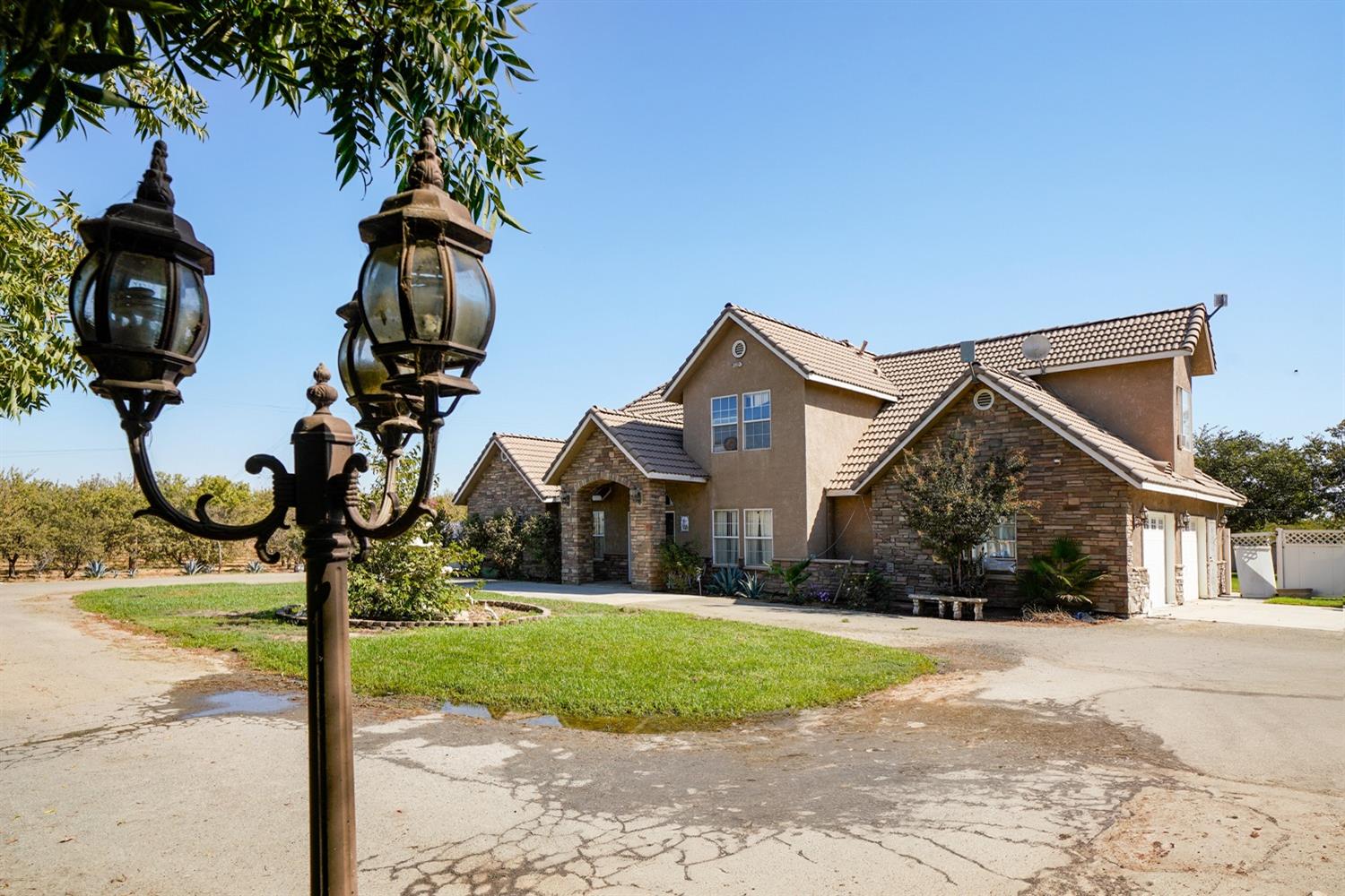 19360 Maple Ave, Laton, CA 93242