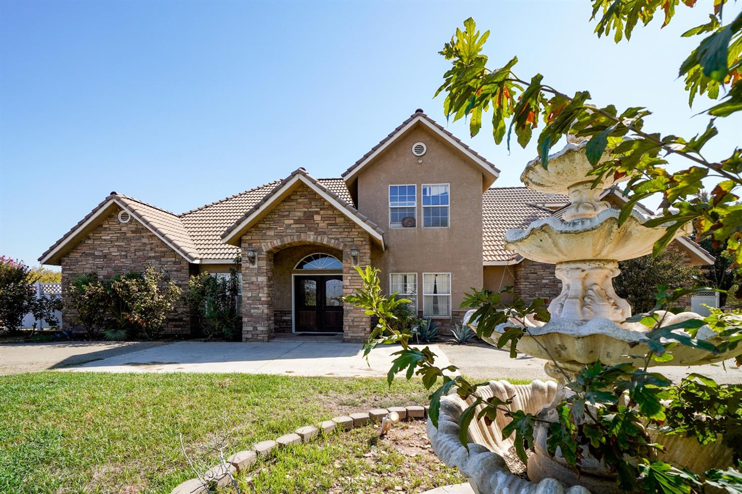 19360 Maple Ave, Laton, CA 93242