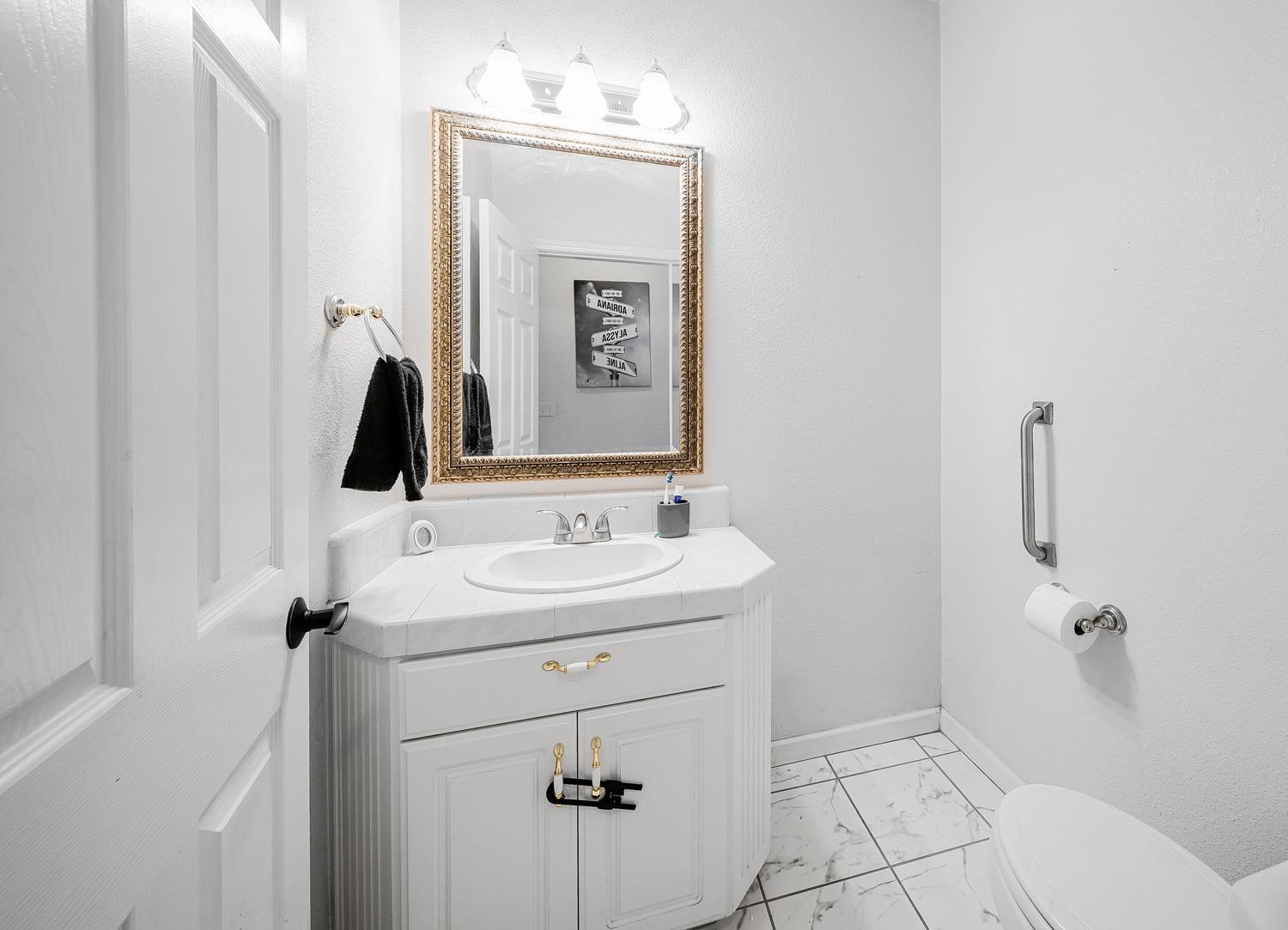 19360 Maple Ave, Laton, CA 93242