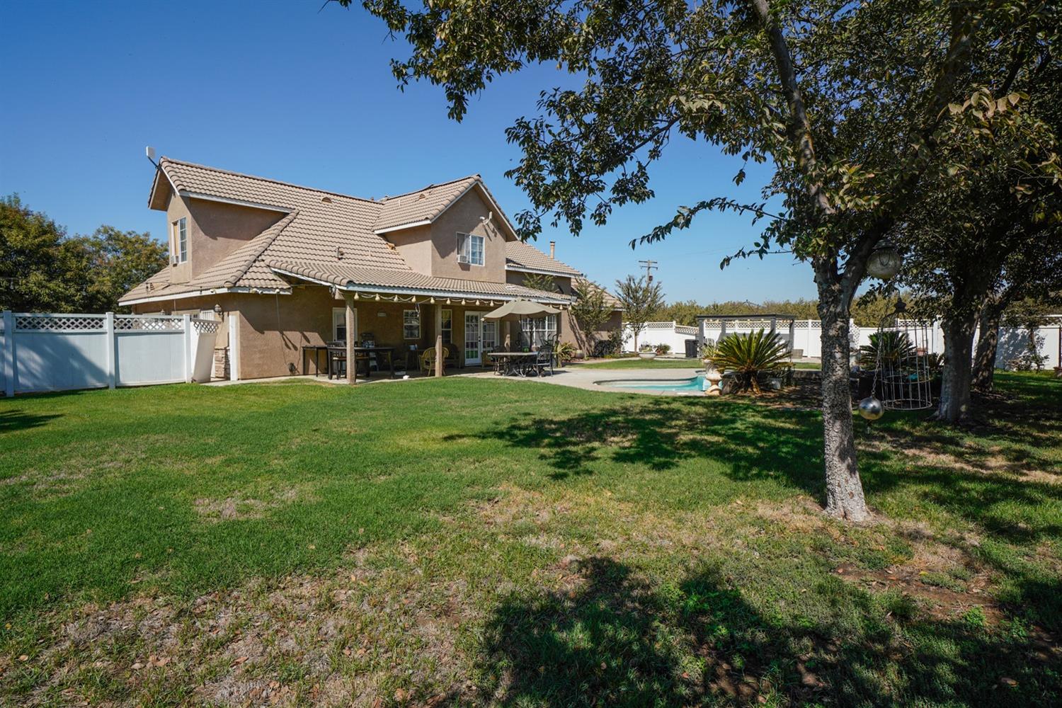 19360 Maple Ave, Laton, CA 93242