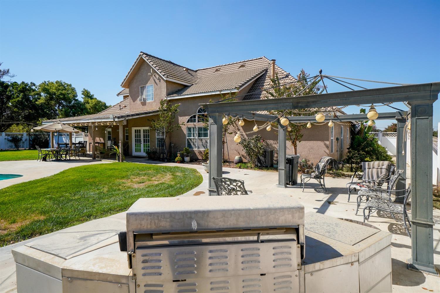 19360 Maple Ave, Laton, CA 93242