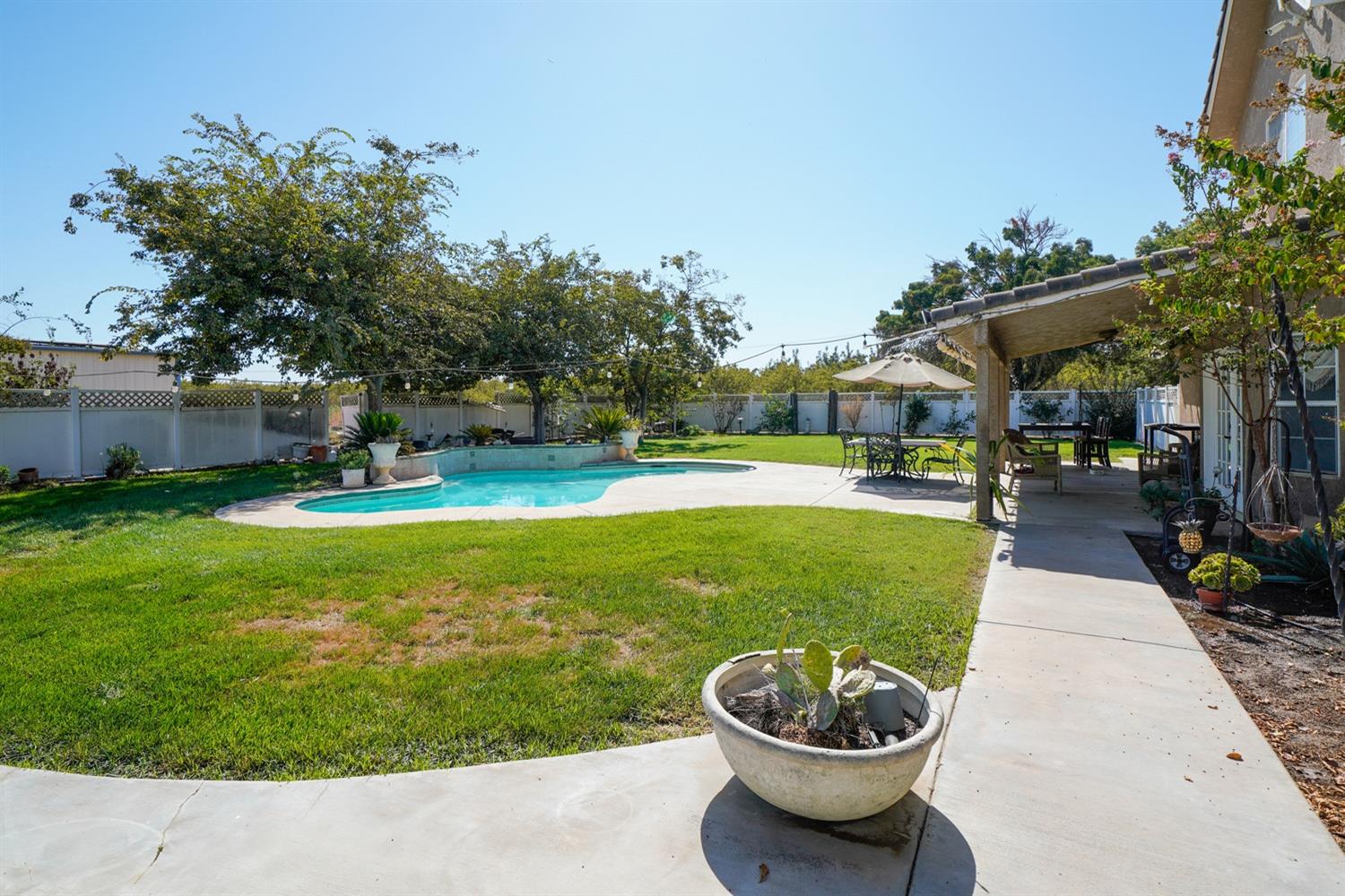 19360 Maple Ave, Laton, CA 93242