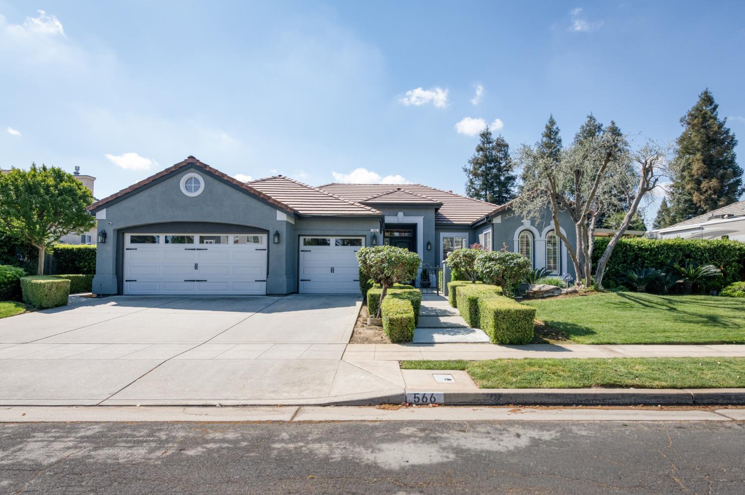 566 W Enterprise Ave, Clovis, CA 93619