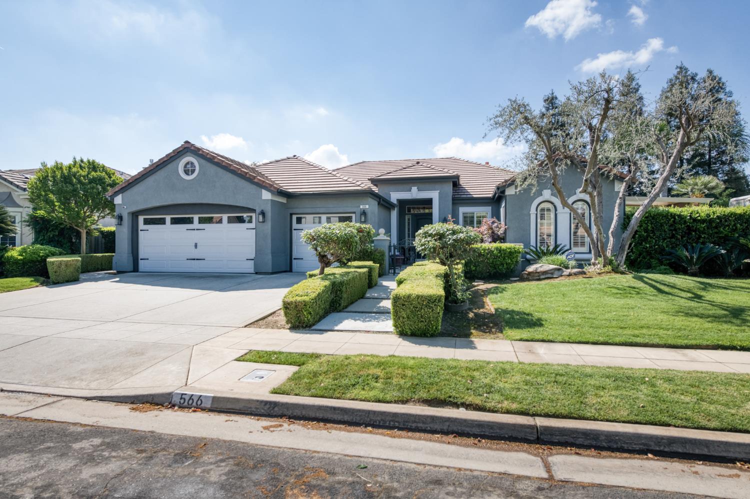 566 W Enterprise Ave, Clovis, CA 93619
