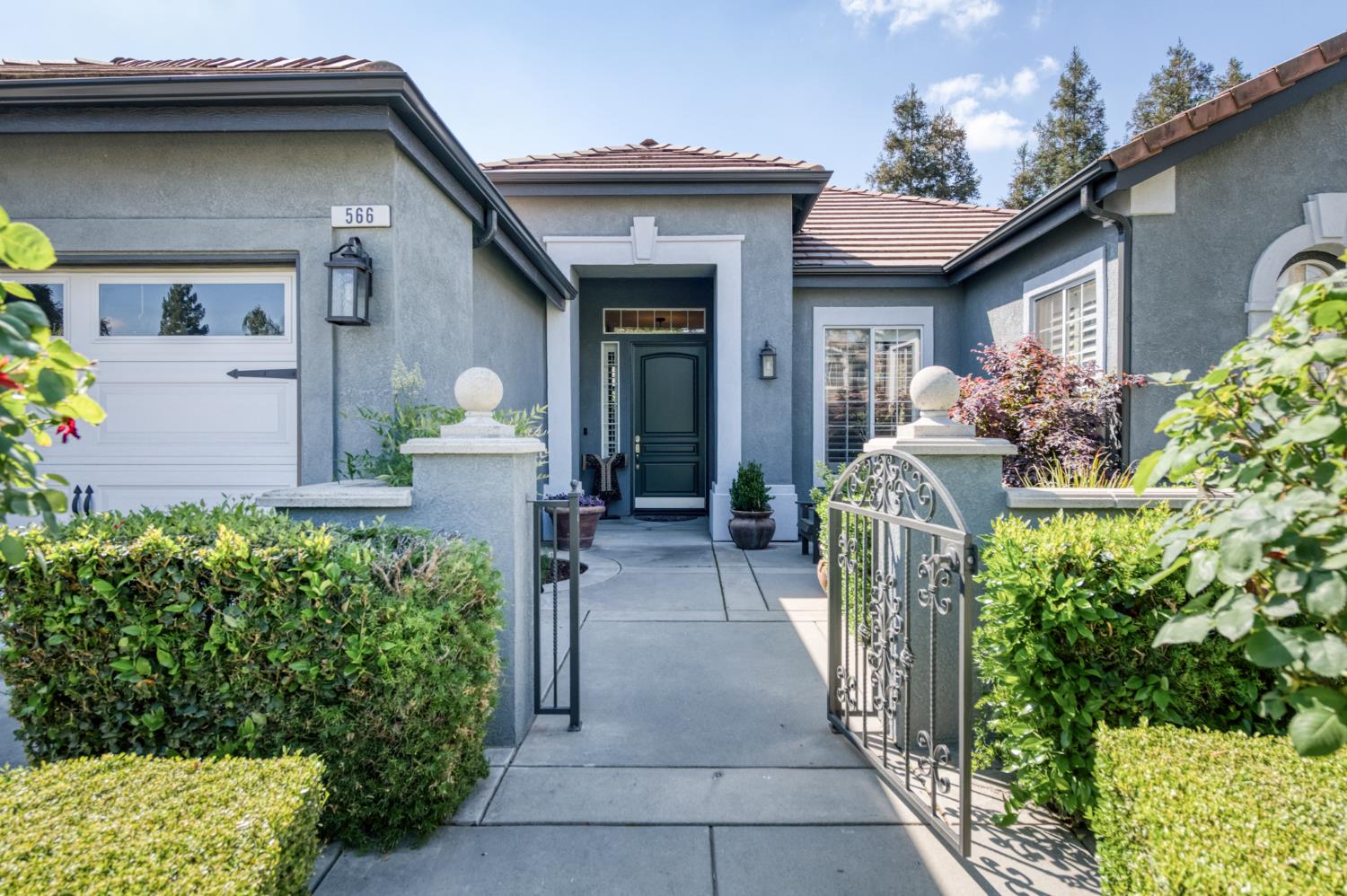 566 W Enterprise Ave, Clovis, CA 93619