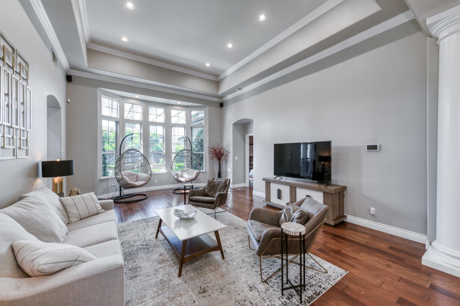 566 W Enterprise Ave, Clovis, CA 93619