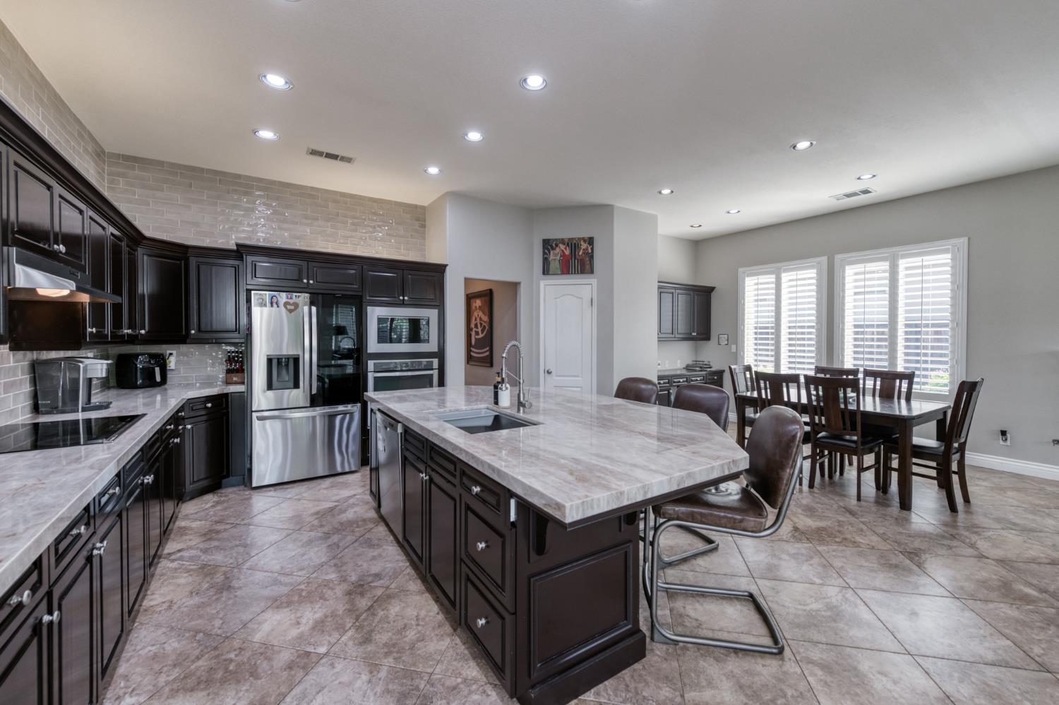 566 W Enterprise Ave, Clovis, CA 93619