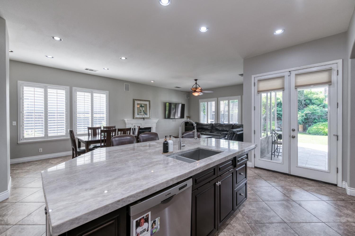 566 W Enterprise Ave, Clovis, CA 93619