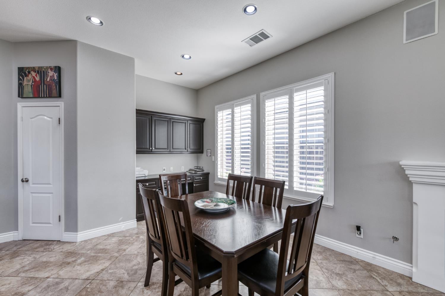 566 W Enterprise Ave, Clovis, CA 93619