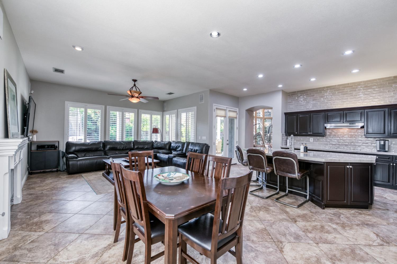 566 W Enterprise Ave, Clovis, CA 93619