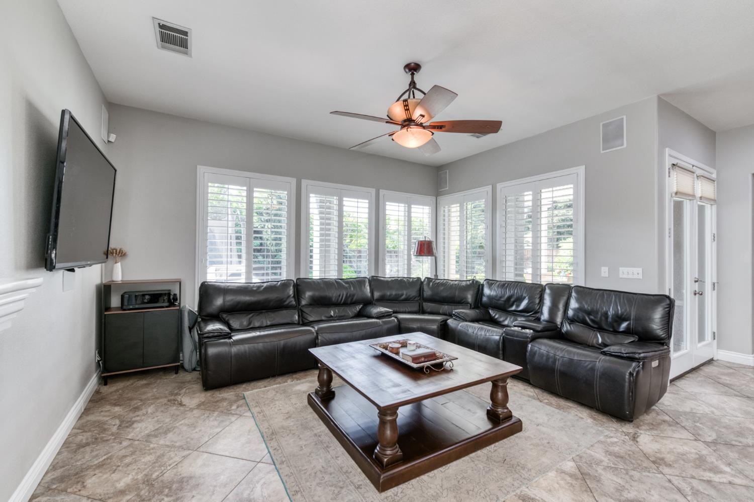 566 W Enterprise Ave, Clovis, CA 93619