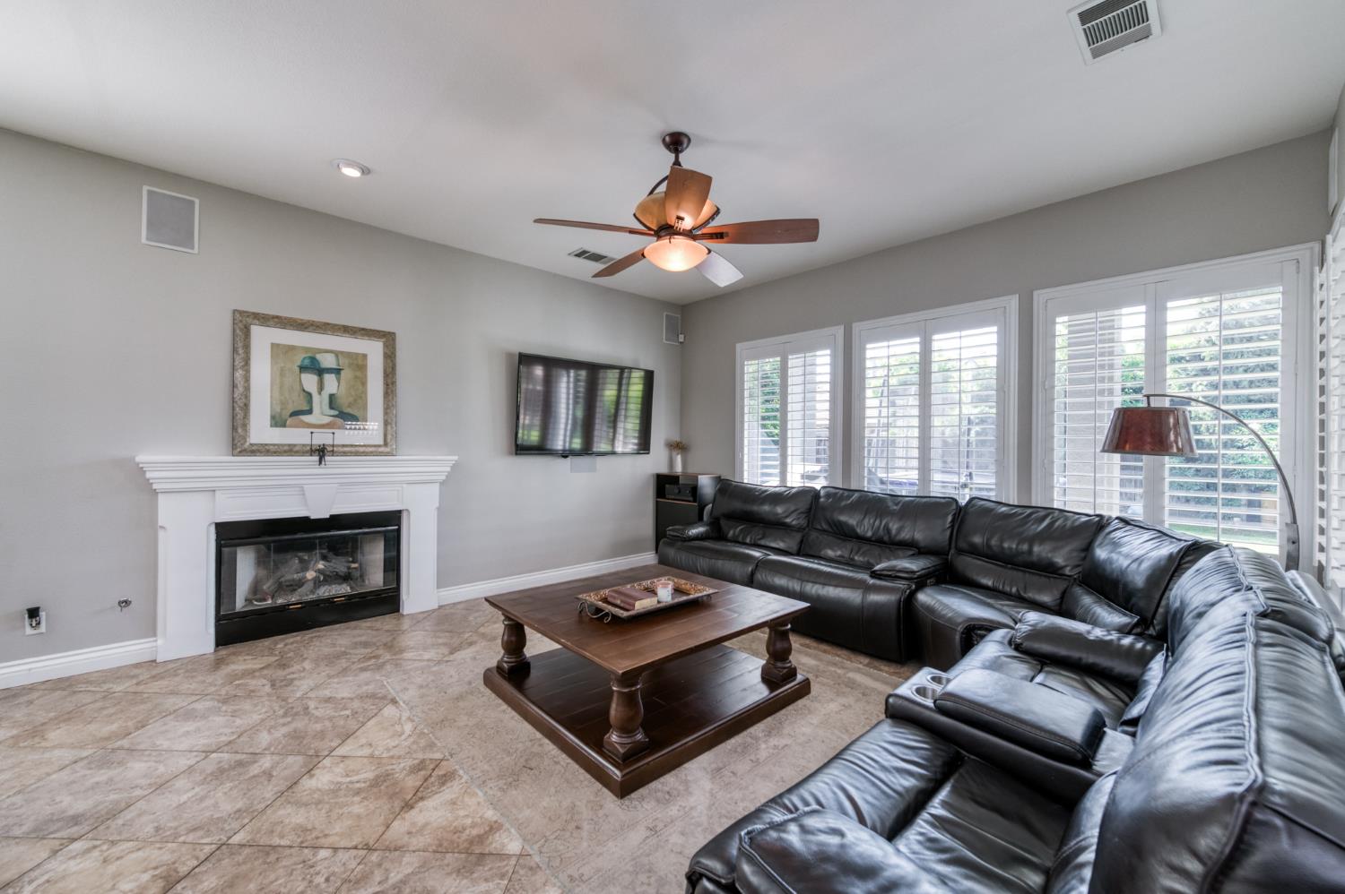 566 W Enterprise Ave, Clovis, CA 93619