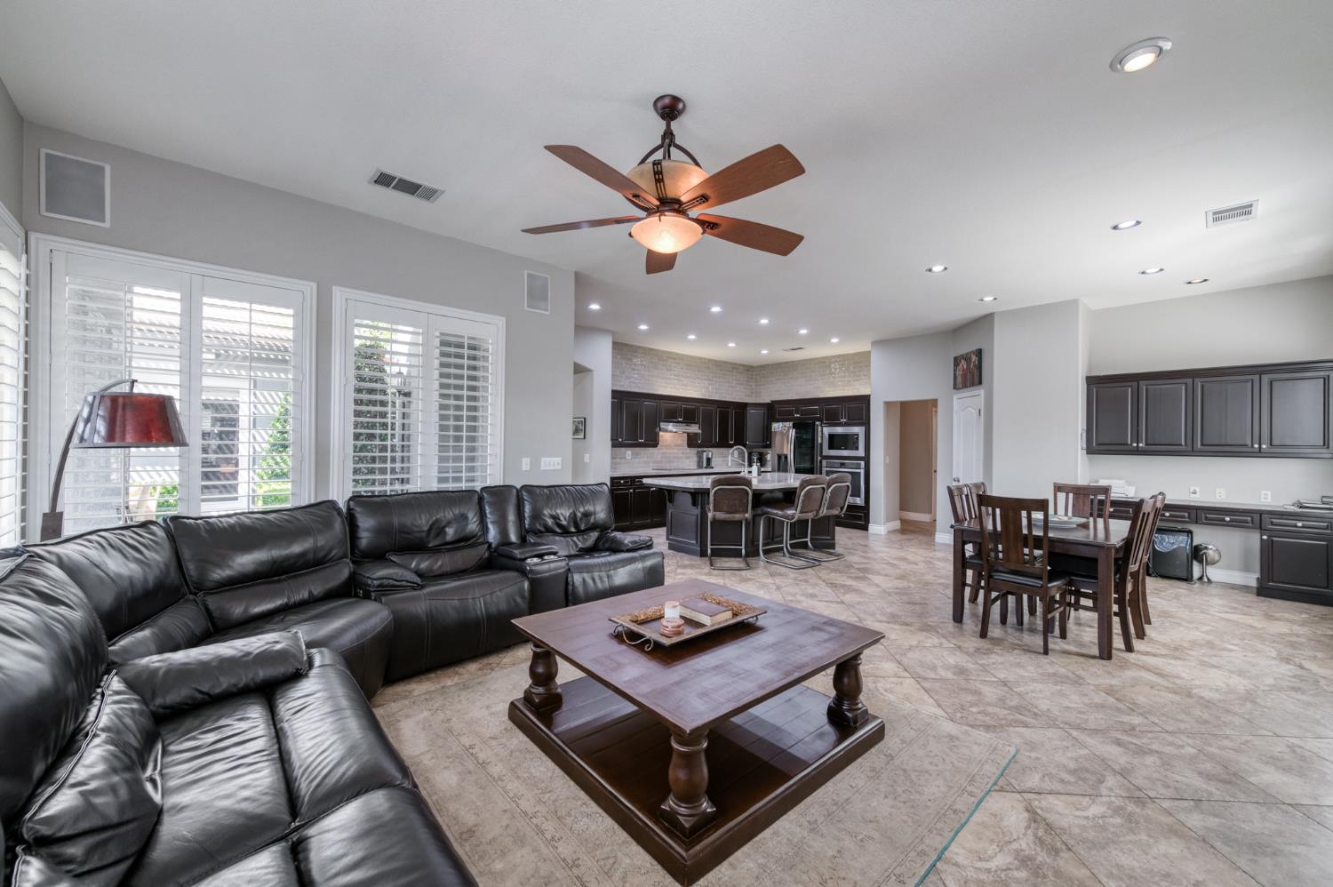 566 W Enterprise Ave, Clovis, CA 93619