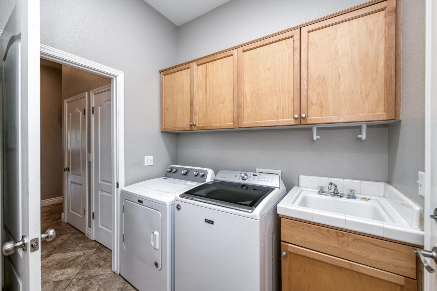 566 W Enterprise Ave, Clovis, CA 93619