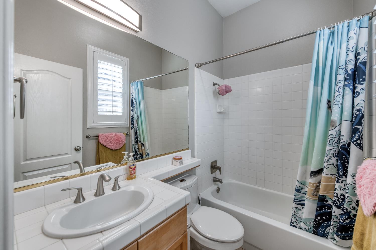 566 W Enterprise Ave, Clovis, CA 93619